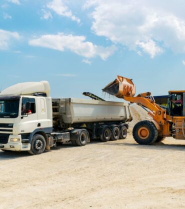 Hydrauliczny dźwig samochodowy podczas operacji załadunku ciężkich elementów konstrukcyjnych