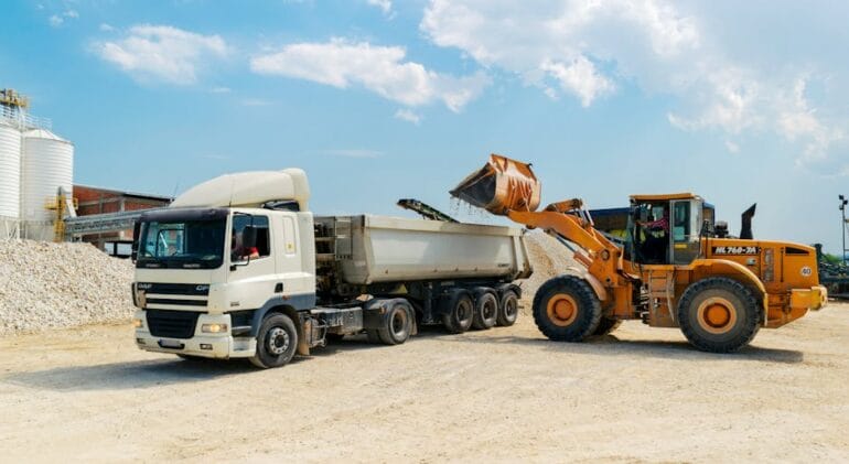 Hydrauliczny dźwig samochodowy podczas operacji załadunku ciężkich elementów konstrukcyjnych