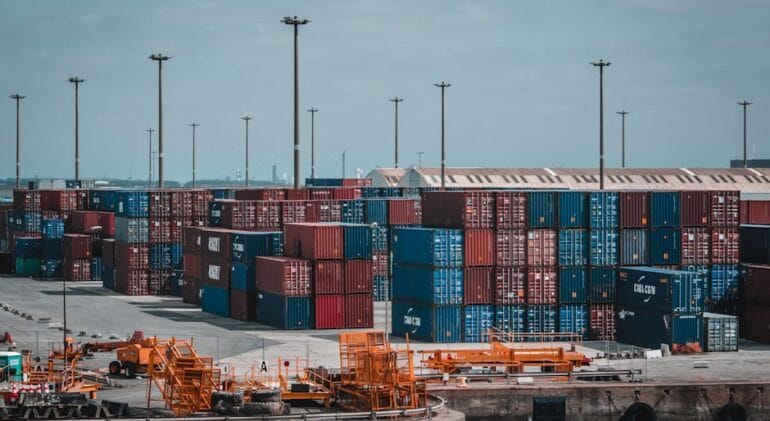Kierowca ciężarówki przygotowujący dokumentację transportową przed wyruszeniem w trasę po Europie