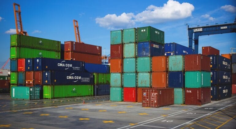 logistyka transportu międzynarodowego i monitorowanie łańcucha dostaw