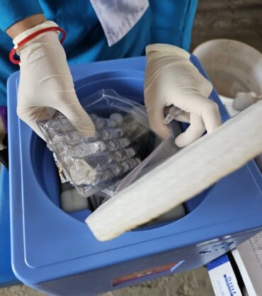 nowoczesna ciężarówka chłodnia przewożąca ładunki farmaceutyczne w kontrolowanej temperaturze