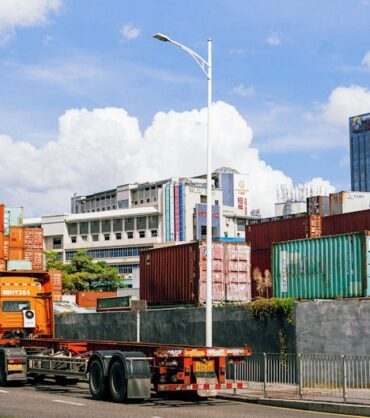 Nowoczesna ciężarówka w trakcie międzynarodowego transportu towarów