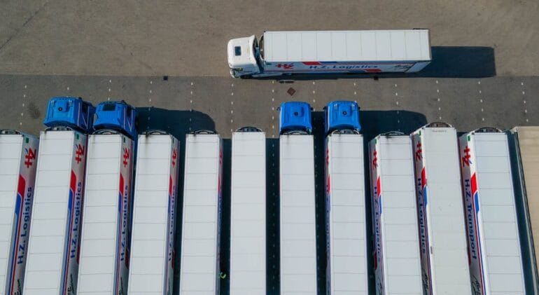 Nowoczesna flota pojazdów ciężarowych przygotowana do transportu międzynarodowego