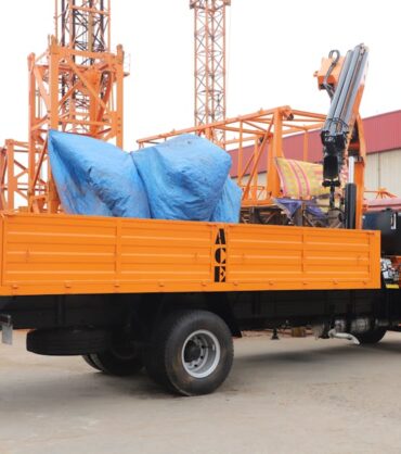 Nowoczesny samochód ciężarowy z systemem HDS rozładowujący materiały na placu budowy