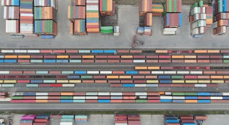 nowoczesny system monitorowania lokalizacji pojazdów ciężarowych na mapie Europy
