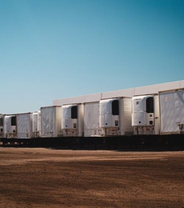 nowoczesny zestaw chłodniczy w trakcie załadunku towarów spożywczych