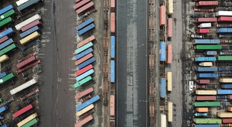 Profesjonalna flota ciężarowa w trakcie załadunku towaru w centrum logistycznym