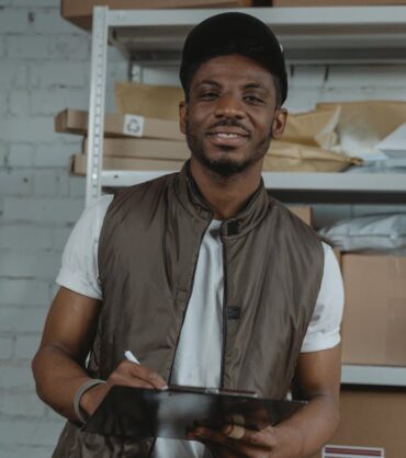 profesjonalny menedżer logistyki koordynujący transport towarów w magazynie