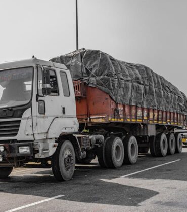 Specjalistyczny zestaw niskopodwoziowy przewożący element konstrukcyjny w transporcie ponadgabarytowym