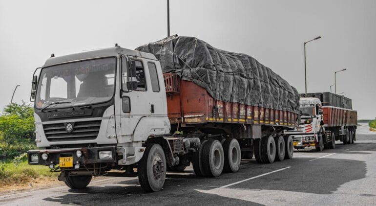 Specjalistyczny zestaw niskopodwoziowy przewożący element konstrukcyjny w transporcie ponadgabarytowym